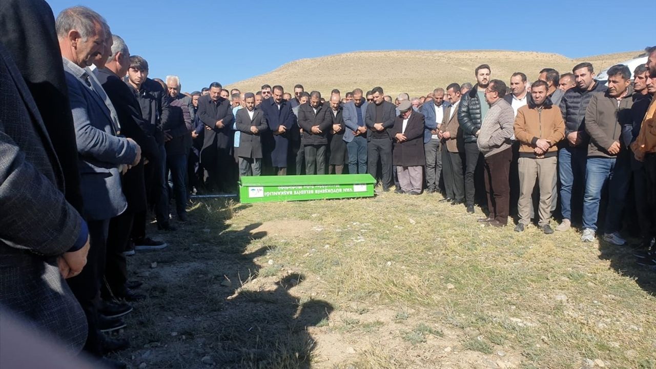 Van'daki Trafik Kazasında Baba ve Oğul Hayatını Kaybetti