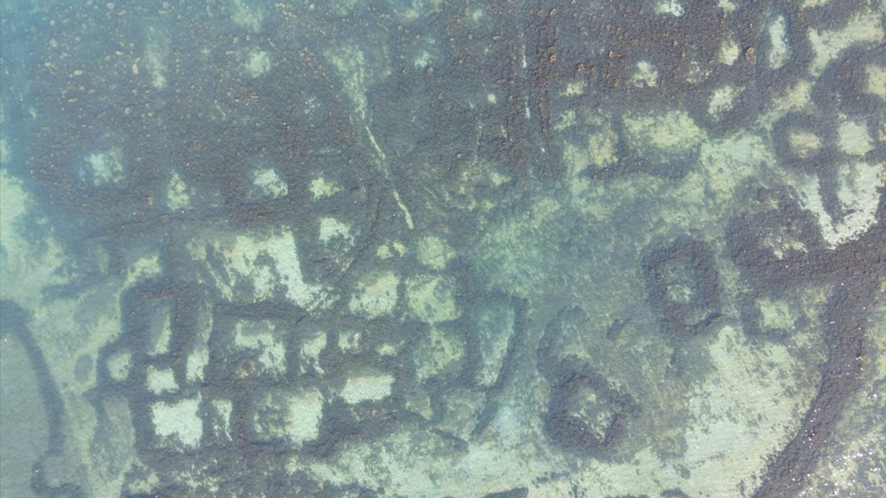 Van Gölü'nde Çekilme Sonrası Su Altı Yapı Kalıntıları Belgelendi