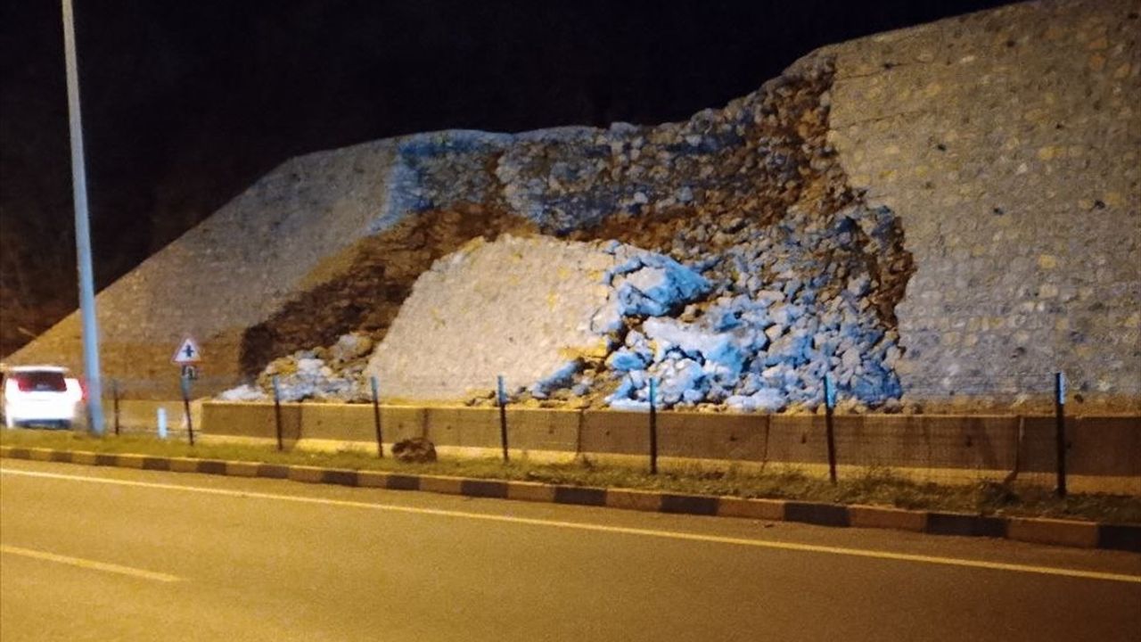 Zonguldak-Alaplı Yolunda İstinat Duvarı Çöktü