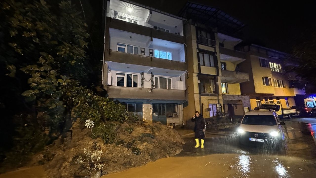 Zonguldak'ta Heyelan Sonrası Mahsur Kalan 6 Kişi Kurtarıldı