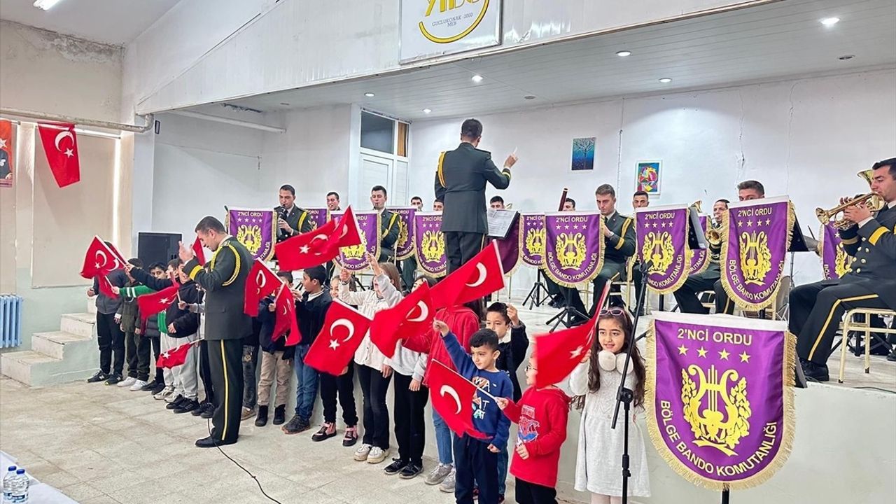 2. Ordu Komutanlığı Bandosu Şırnak'ın Güçlükonak İlçesinde Konser Verdi