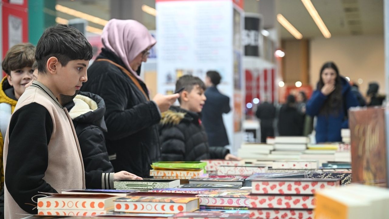 21. Ankara Kitap Fuarı Açıldı: 400 Yayın Evi ve 800 Yazar Kitapseverlerle Buluşuyor