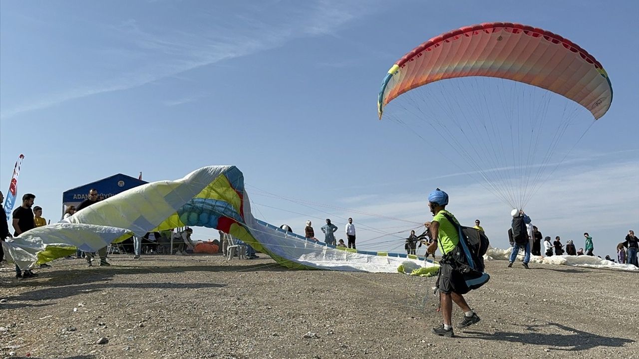 Adana'da 13. Kostümlü Yamaç Paraşütü Festivali Bitti