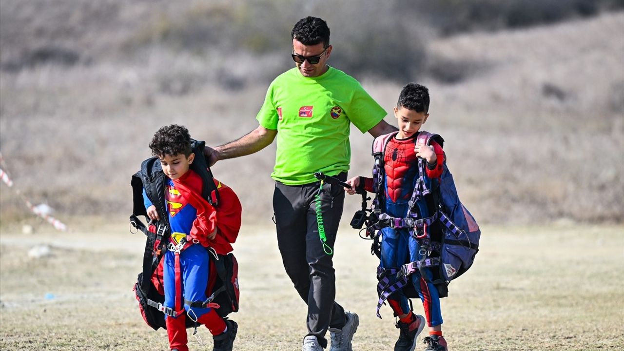 Adana'da 13. Kostümlü Yamaç Paraşütü Festivali heyecanla başladı