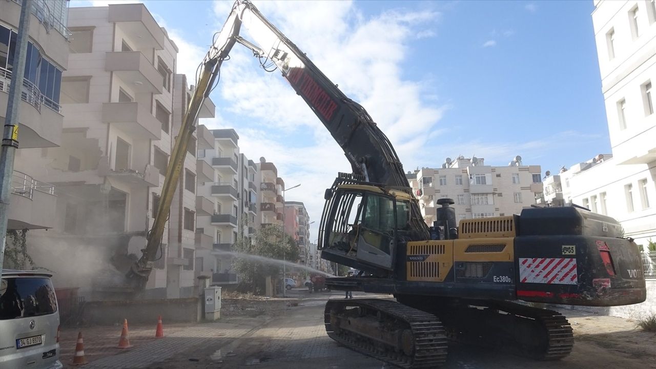 Adana'da Güçlendirme Başvurusu Yapılmayan Orta Hasarlı Binaların Yıkımı Devam Ediyor