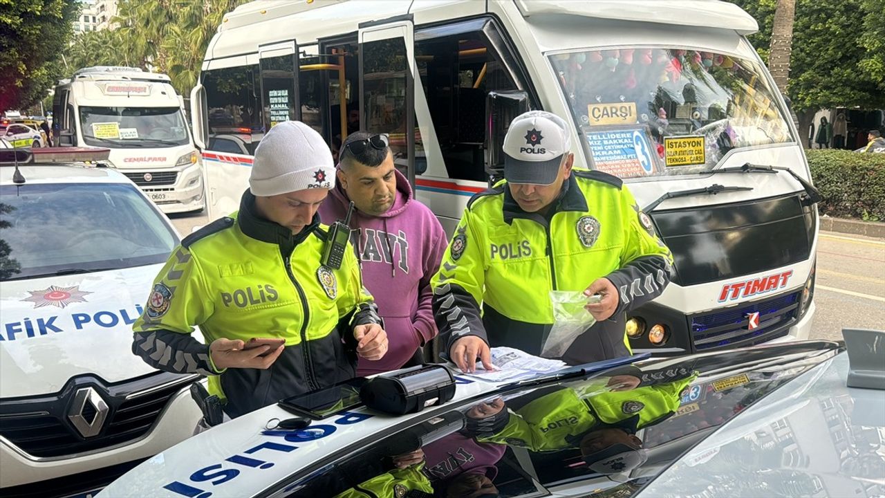 Adana'da Sivil Trafik Polisleri Toplu Taşıma Araçlarını Denetledi