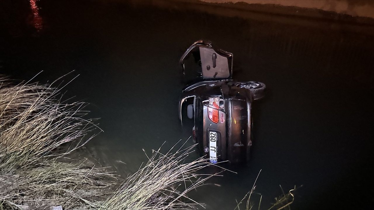 Adana'da Sulama Kanalına Düşen Araçta 4 Yaralı