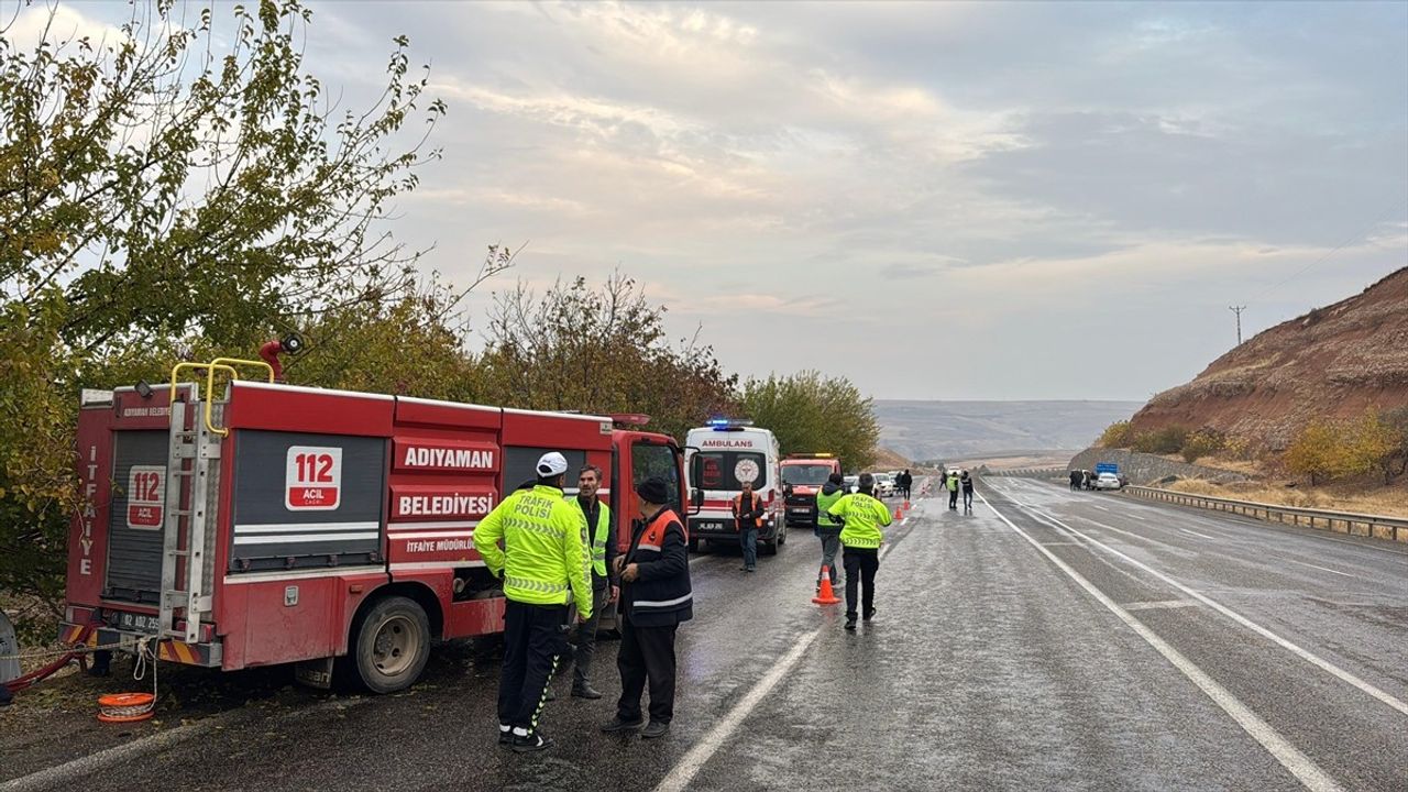 Adıyaman'da Otomobil Ve Hafif Ticari Araç Çarpıştı: 3 Ölü