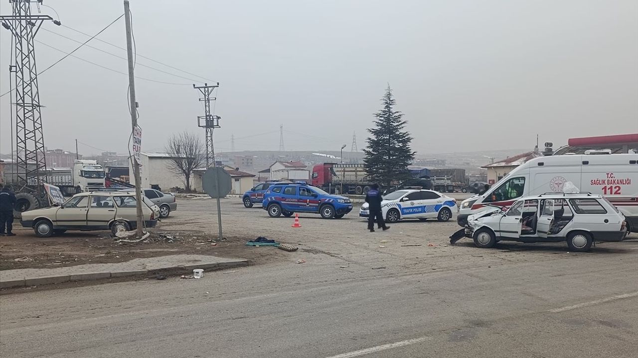 Afyonkarahisar'da 14 Yaşındaki Sürücünün Karıştığı Trafik Kazasında 6 Yaralı