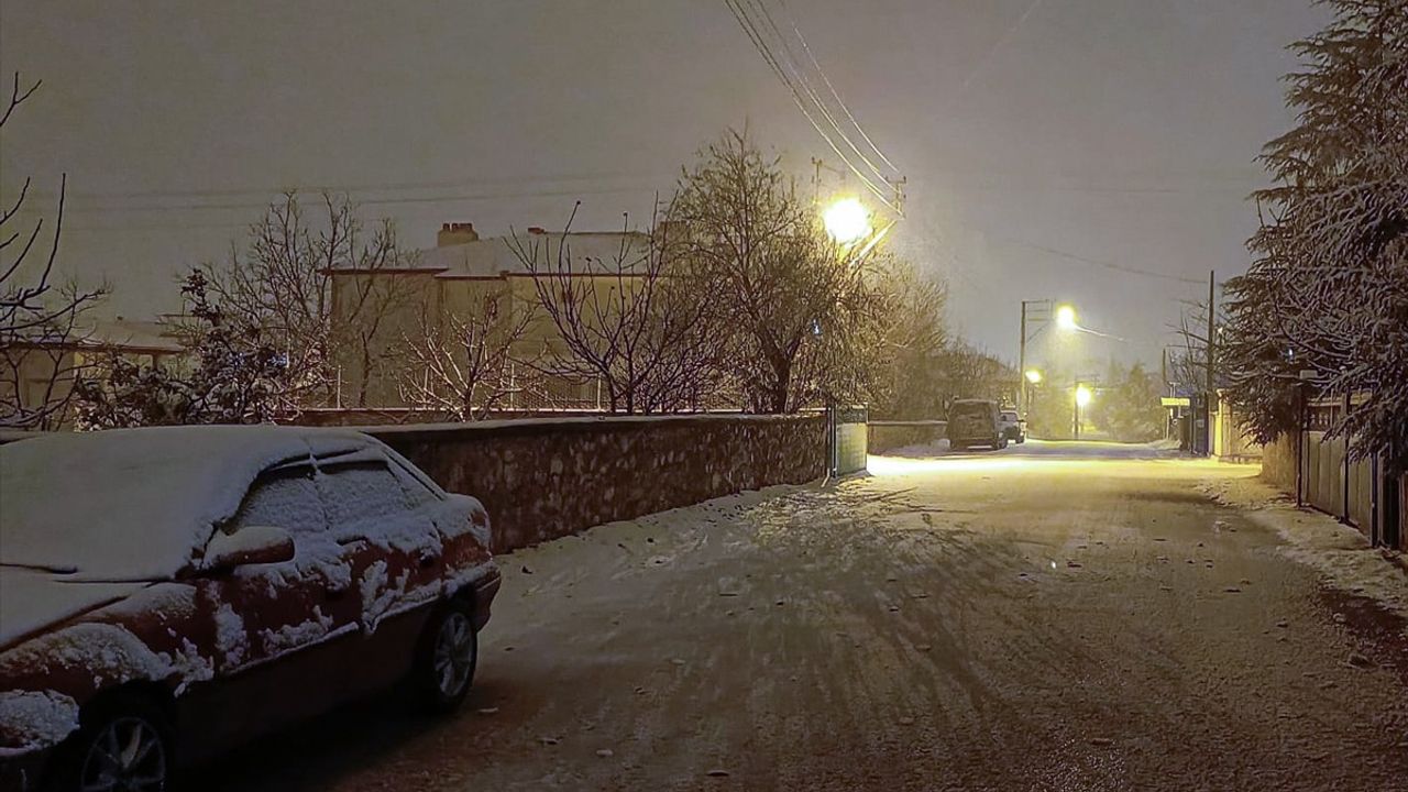 Afyonkarahisar'da Kar Yağışı Etkisini Gösteriyor