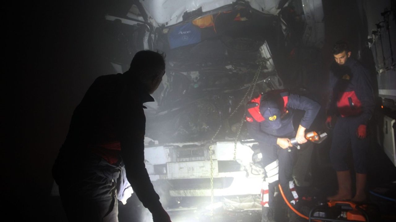 Afyonkarahisar'da Tır Kazası: Genç Sürücü Hayatını Kaybetti