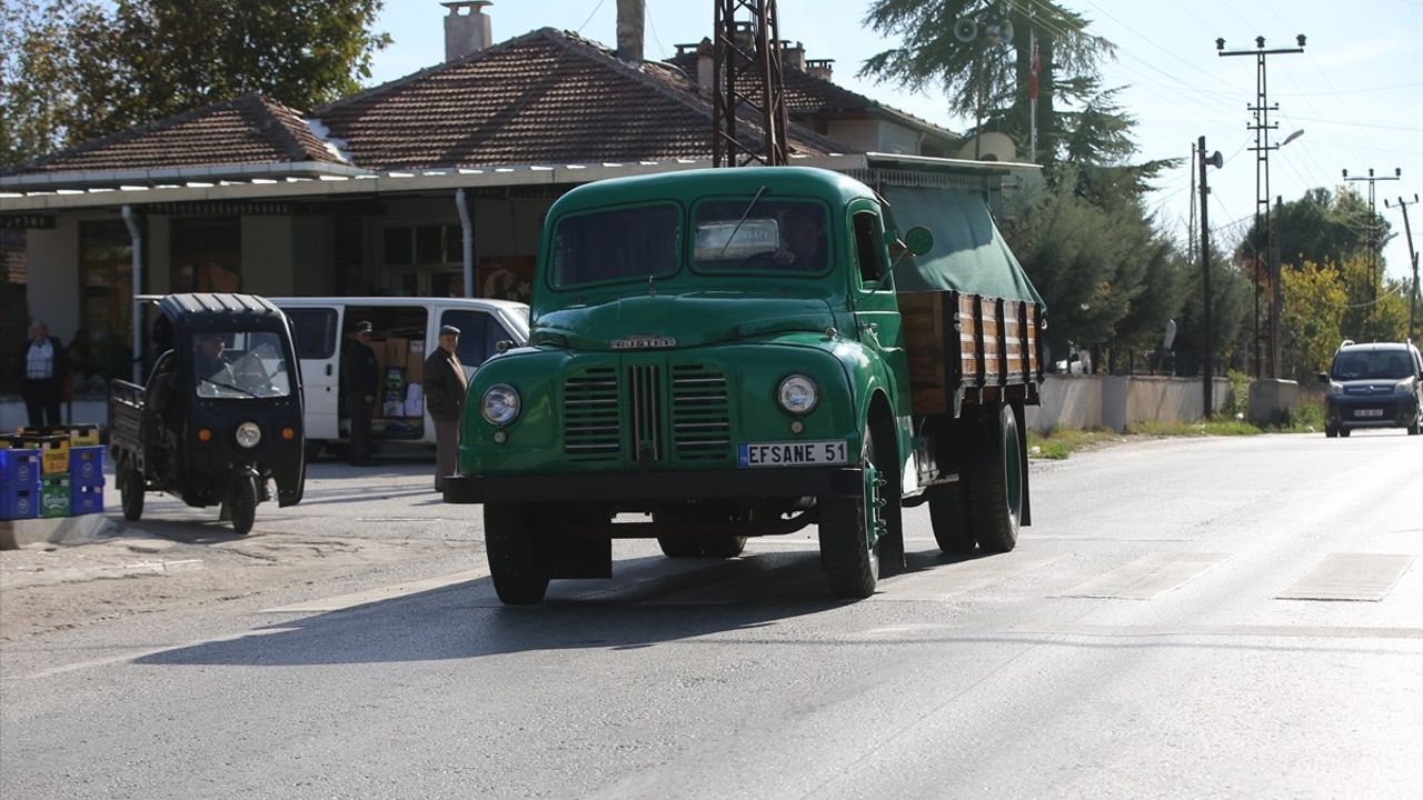 Ahmet Hamdi Toraman, 1951 Model Austin Kamyonunu Orijinal Haliyle Koruyor