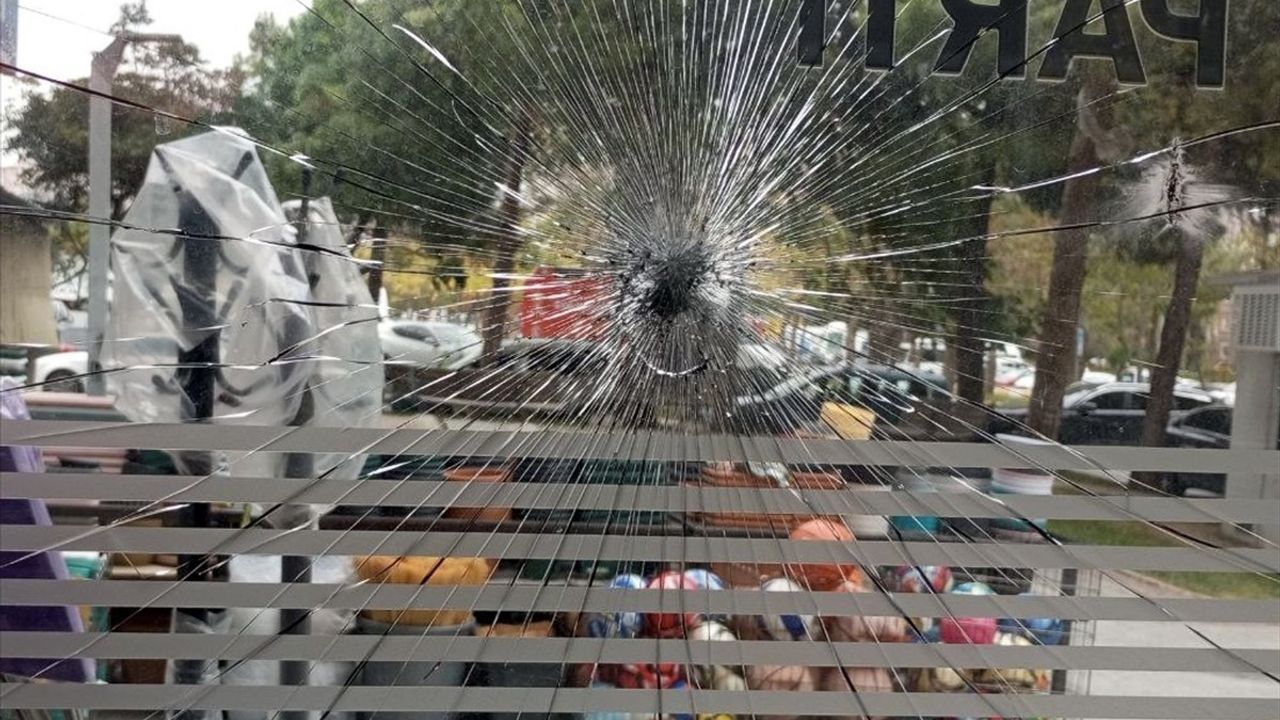 AK Parti Beylikdüzü İlçe Başkanlığına Parke Taşıyla Saldırı