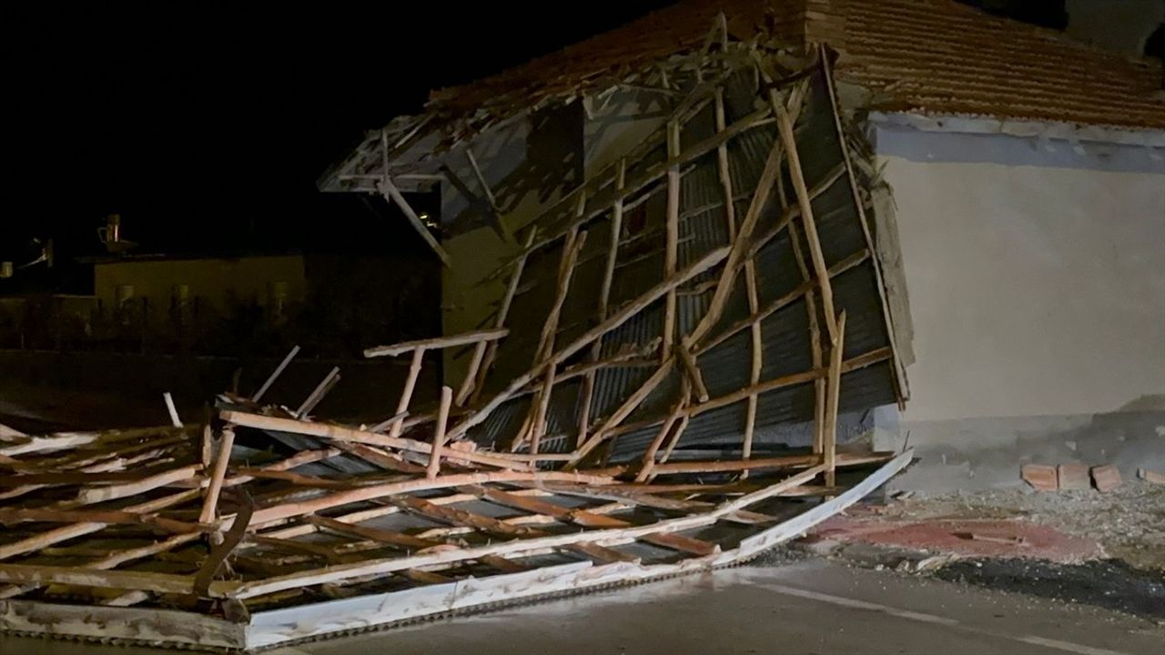 Aksaray'da Fırtına, Evin Çatısını Uçurdu