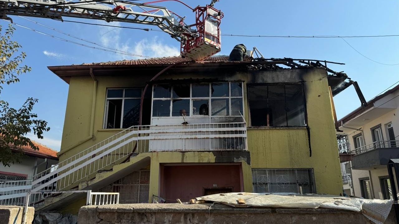 Aksaray'da İki Katlı Evde Yangın: Baba ve İki Çocuk Dumandan Etkilendi