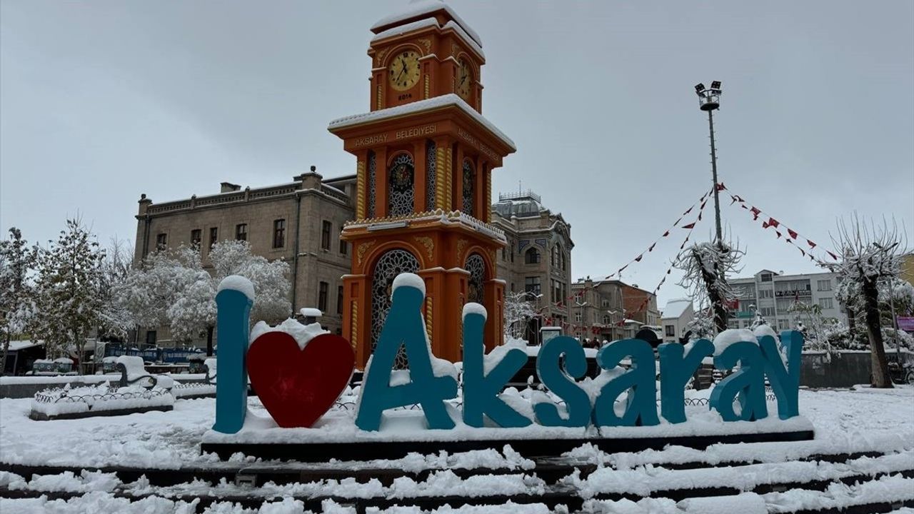 Aksaray'da Kar Yağışı; Ortaköy Yolu Araç Trafiğine Kapandı