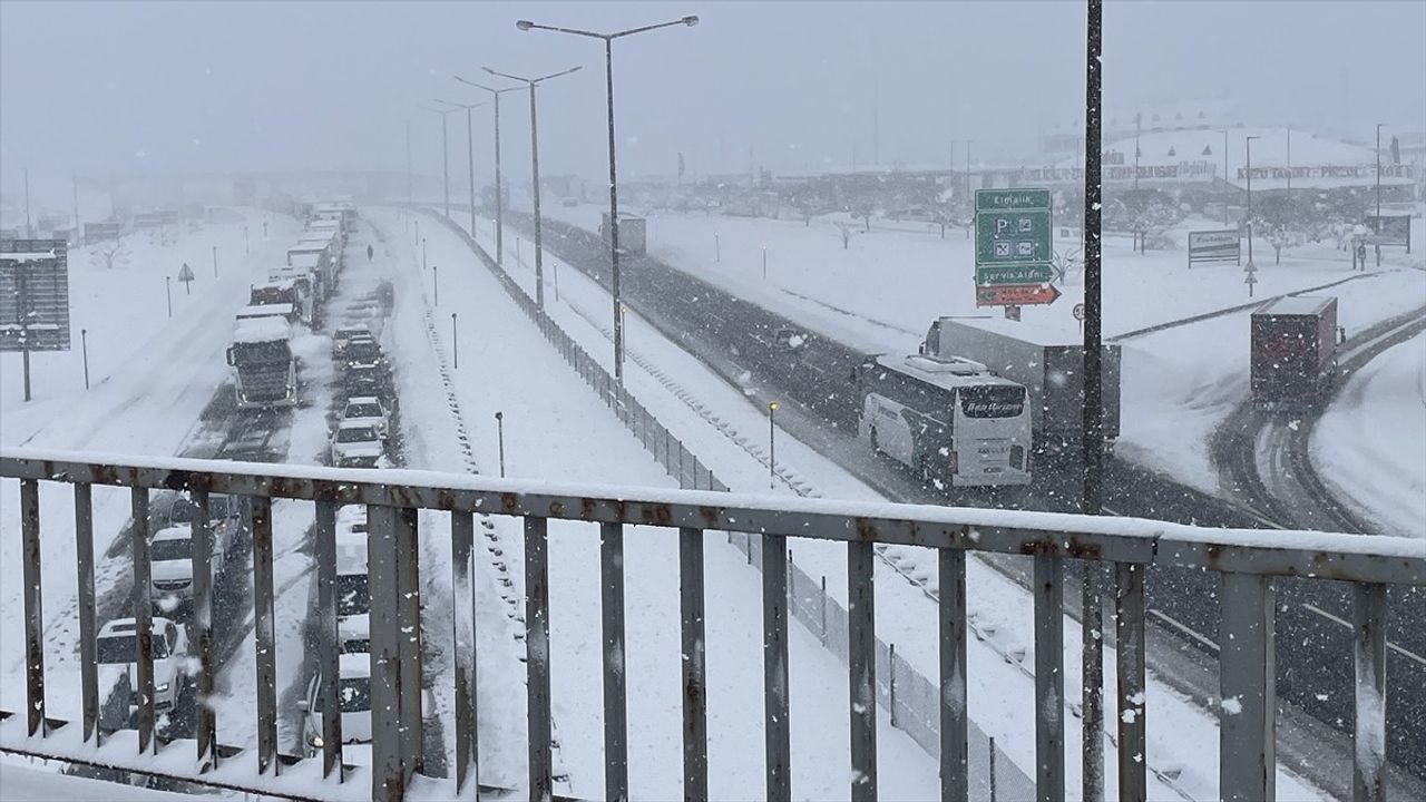 Anadolu Otoyolu Bolu Kesiminde Kar Yağışı Sonrası Ulaşım Normale Döndü