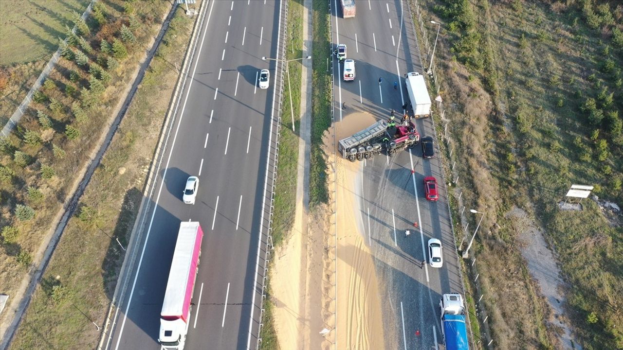 Anadolu Otoyolu Bolu Kesiminde Tır Kazası ile Trafik Aksadı