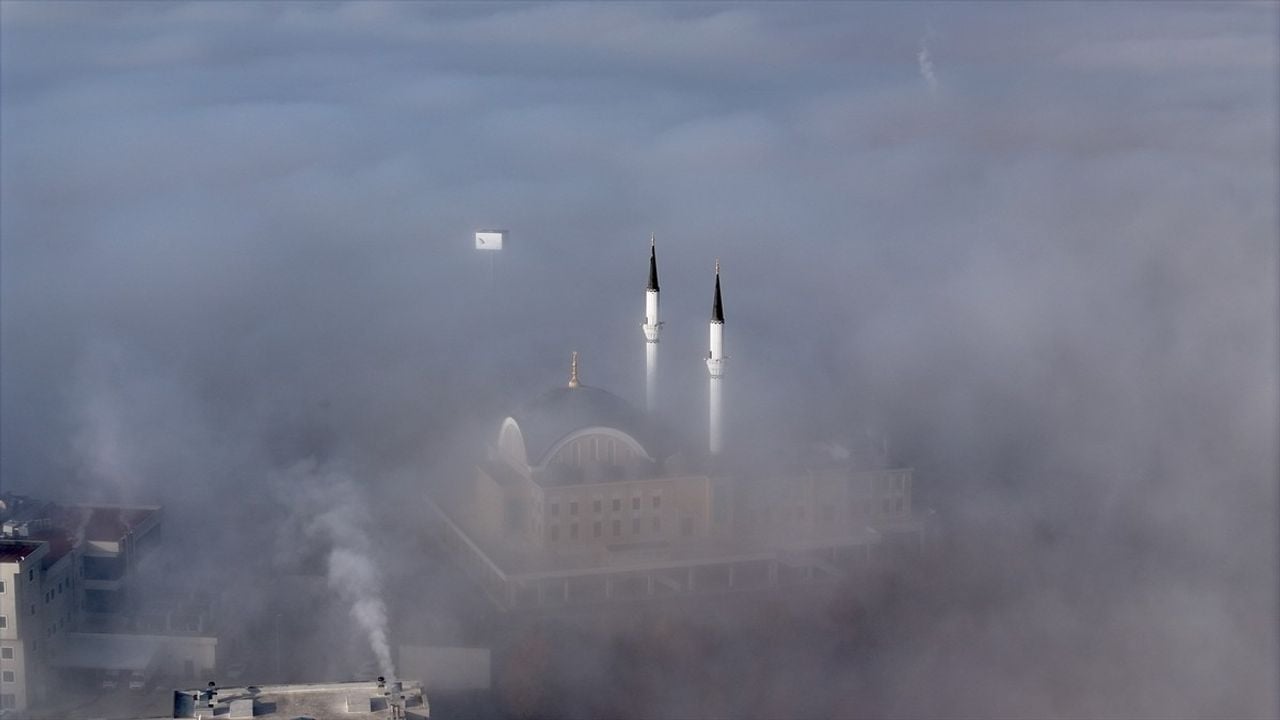 Anadolu Otoyolu ve D-100 Kara Yolunda Yoğun Sis Ulaşımı Etkiliyor