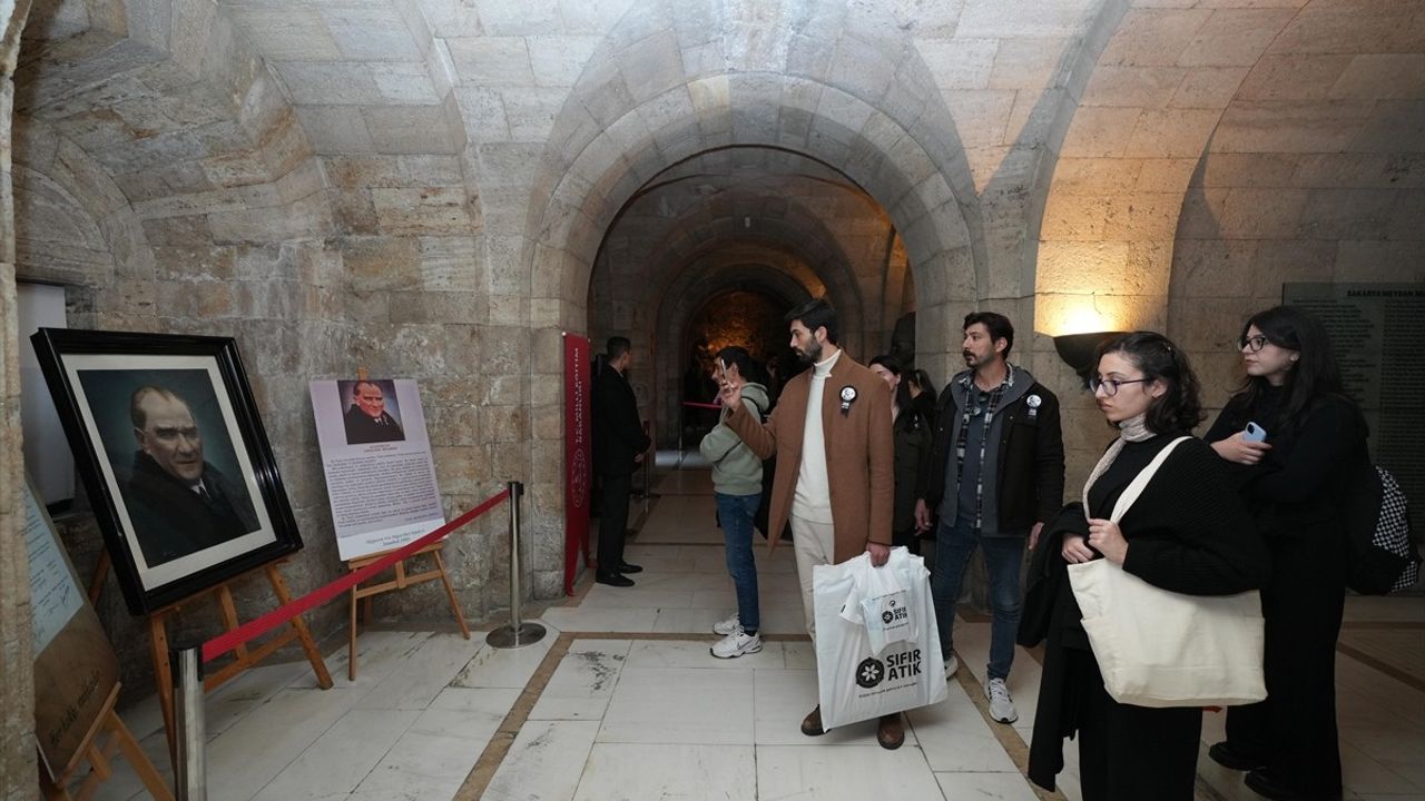 Anıtkabir'deki Orijinal Atatürk Portresi Sergisi Ziyaretçileri Büyülüyor