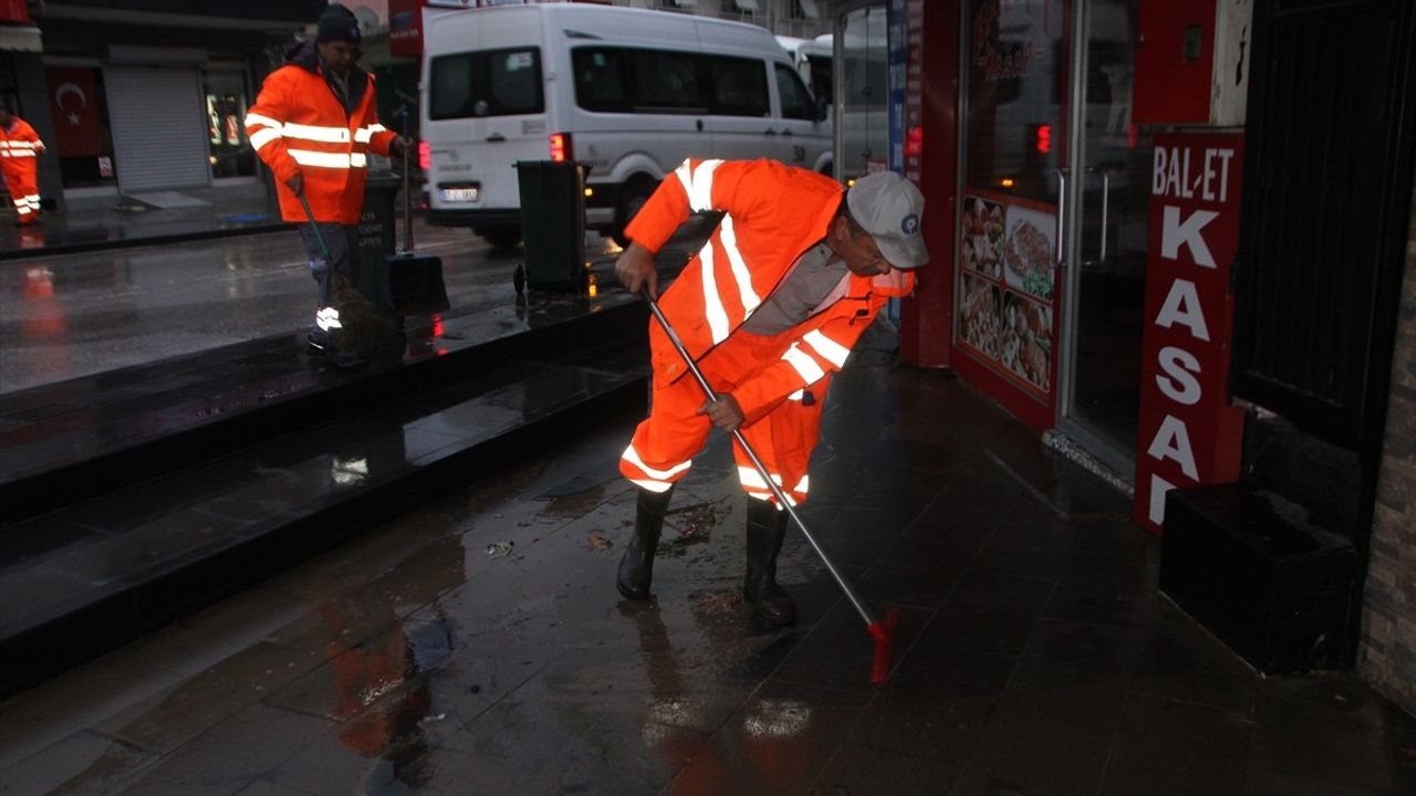 Antalya'da Etkili Sağanak: Su Baskınları ve Trafik Aksamaları