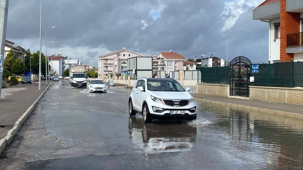 Antalya'da Hortum ve Kuvvetli Sağanak Seralarda Hasara Neden Oldu