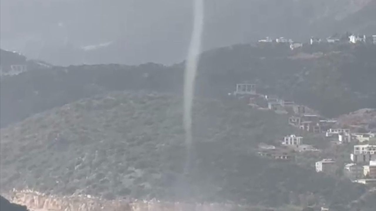 Antalya'da Hortum ve Sağanak Seralara Zarar Verdi
