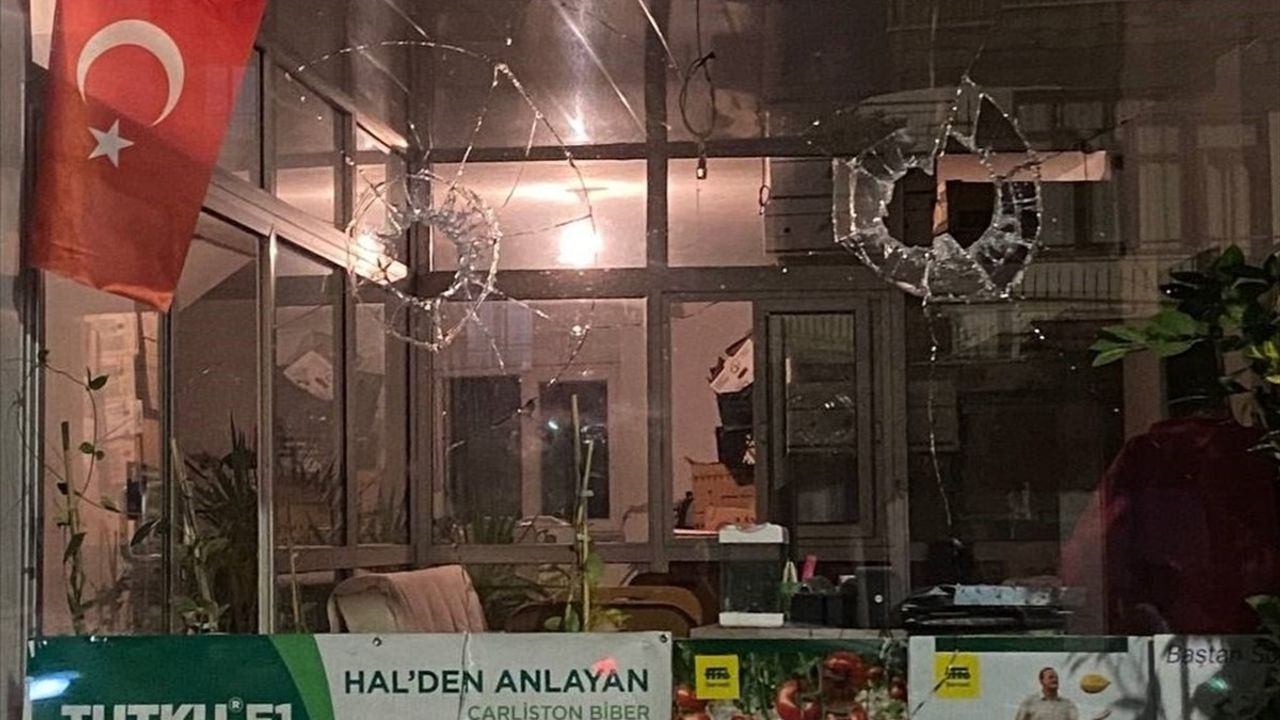 Antalya'da İş Yerine Pompalı Tüfekli Saldırı Anları Kameralara Yansıdı