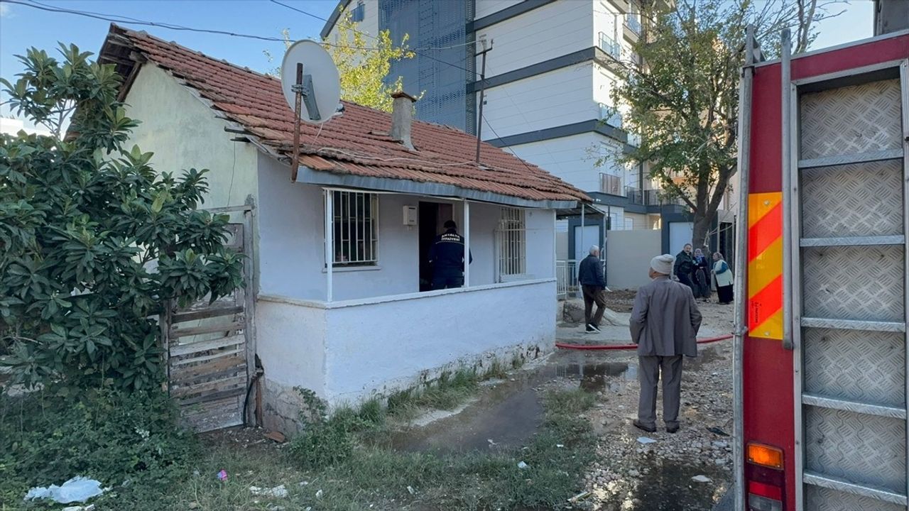 Antalya'da Müstakil Evde Yangın: İtfaiye Eri Köpeği Kurtardı