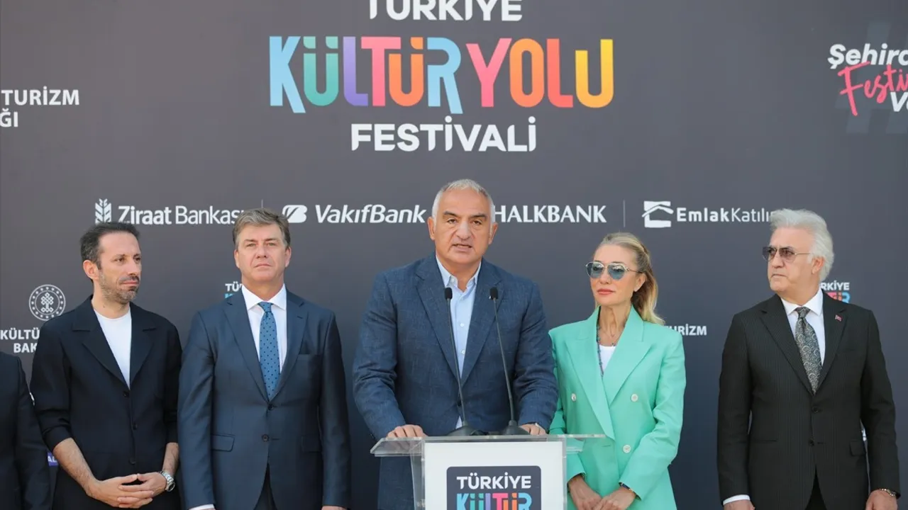 Antalya'da Türkiye Kültür Yolu Festivali Başladı