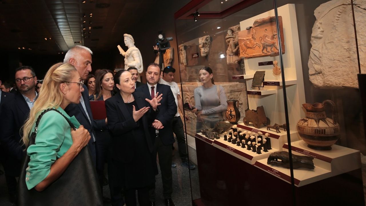 Antalya Kültür Yolu Festivali'nde Coşkulu Kortej Yürüyüşü