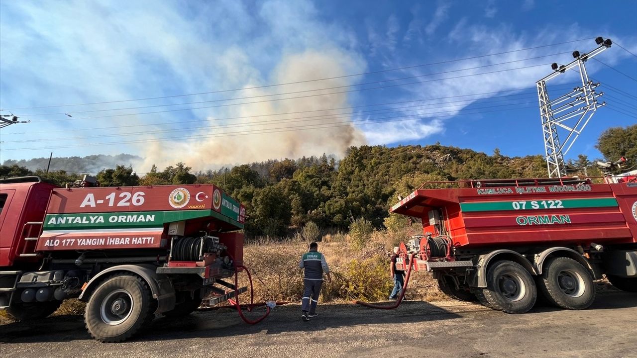 Antalya Kumluca'da Orman Yangınına Müdahale Devam Ediyor