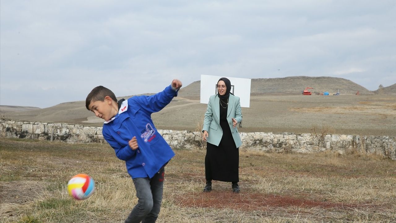 Antalyalı Fatmanur Öğretmen, Türkiye-Ermenistan Sınırındaki Çetindurak Köyünde Eğitim Veriyor