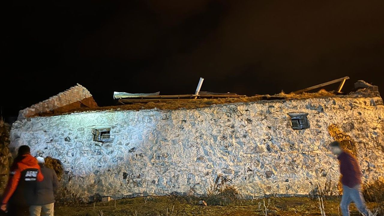 Ardahan'da Fırtına, Çatıları Uçurdu: Hasar Tespit Çalışmaları Başlatıldı