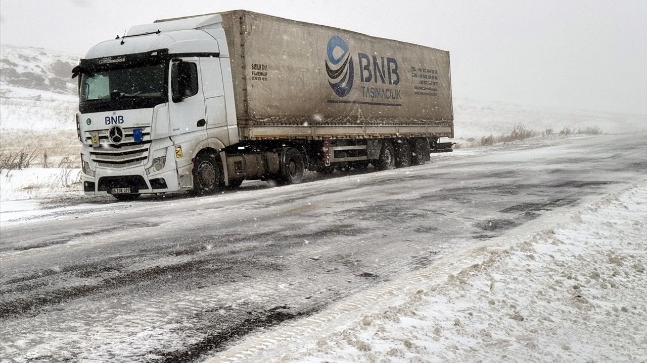 Ardahan-Şavşat Kara Yolu Aşırı Buzlanma Nedeniyle Kapandı