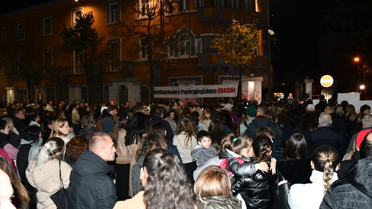 Arnavutluk'ta Akran Şiddetine Karşı Protesto Düzenlendi