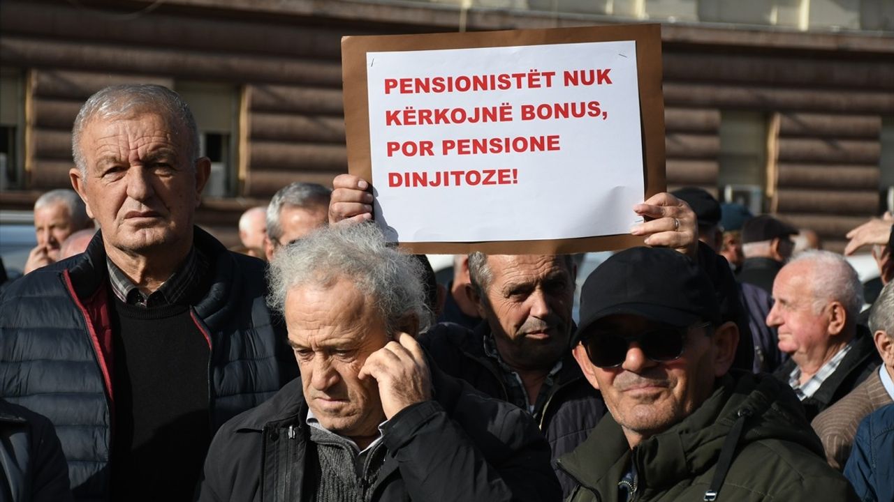 Arnavutluk'ta Emekliler Maaş Artışı için Protesto Düzenledi