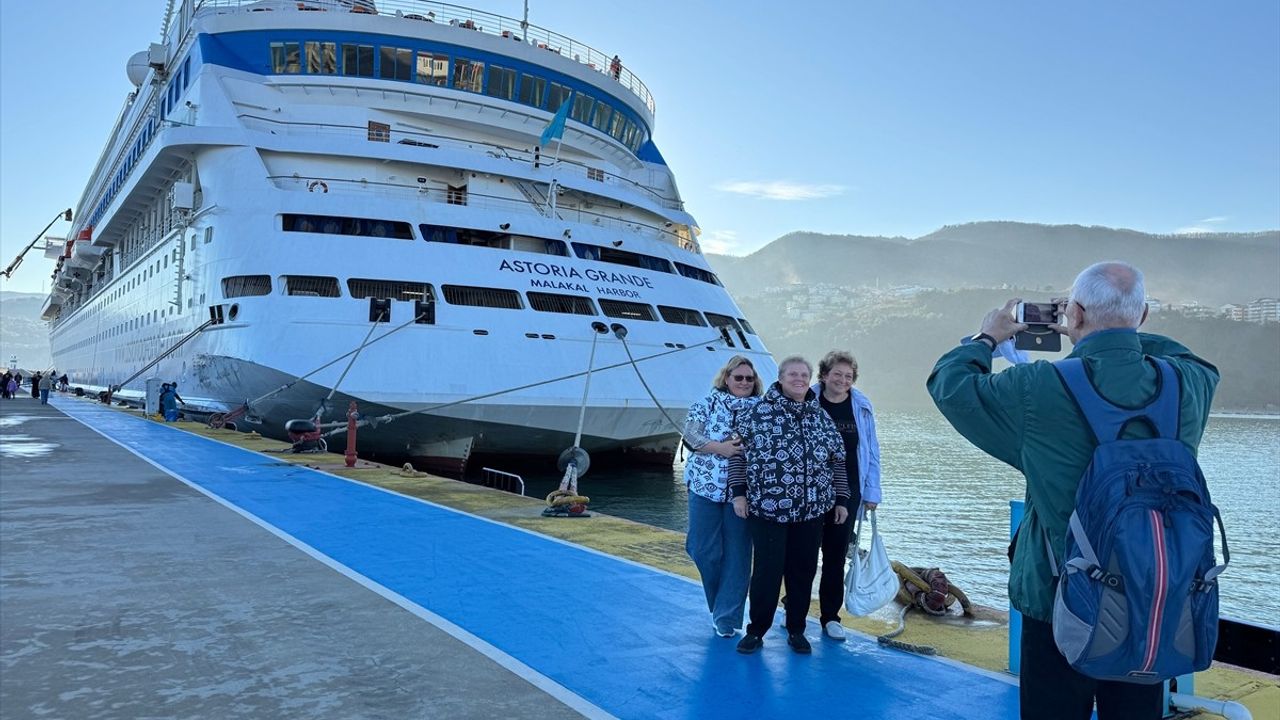 Astoria Grande Kruvaziyeri, Amasra'ya Yıl Sonu Seferini Gerçekleştirdi