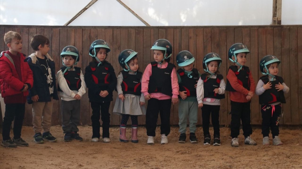 At Emeklisi Atlar, Gençlerin Binicilik Heyecanına Ortak Oluyor