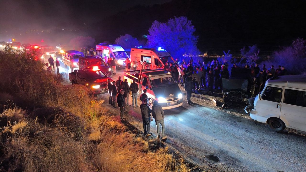 Aydın'da Minibüs ve Otomobil Çarpışmasında 10 Kişi Yaralandı