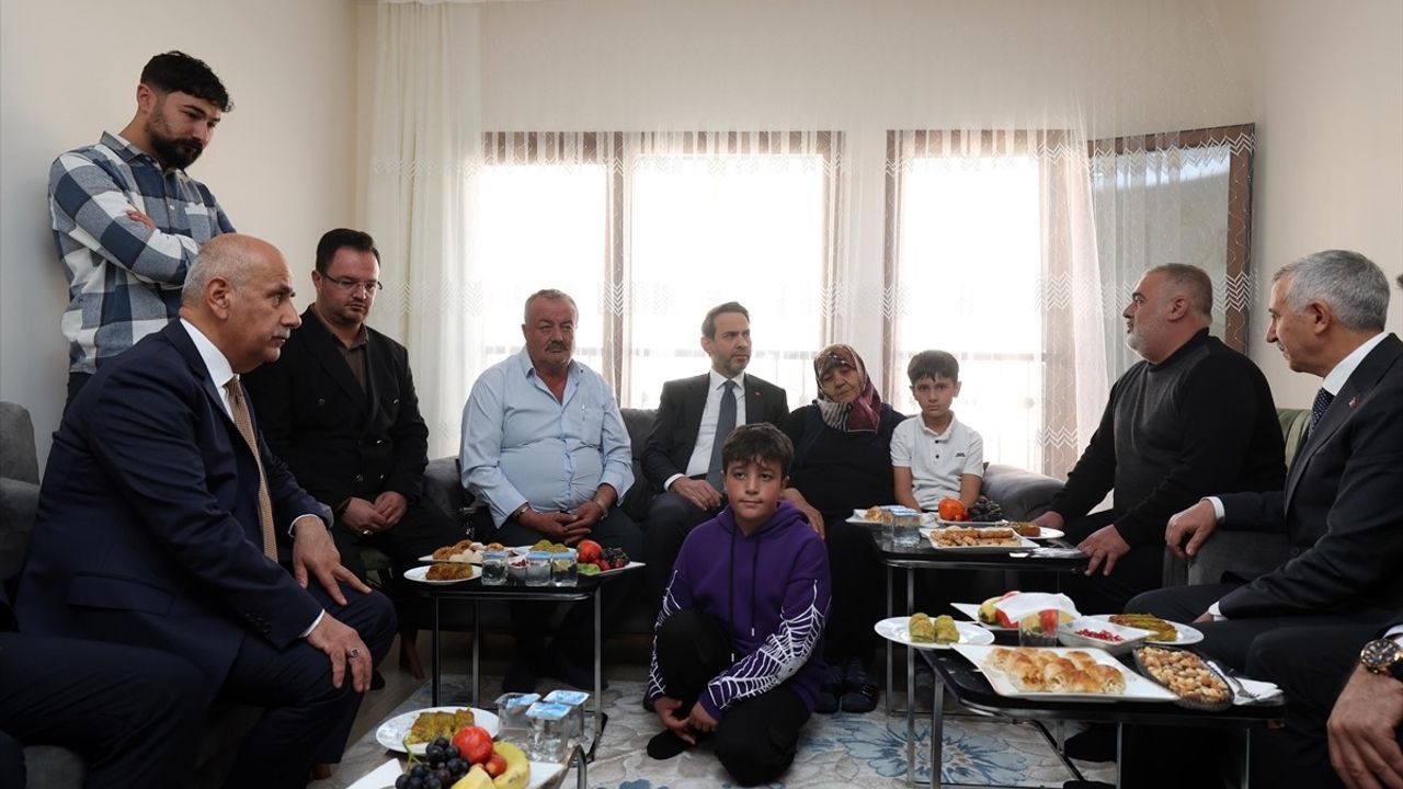 Bakan Bayraktar'dan Depremzede Aileye Ziyaret