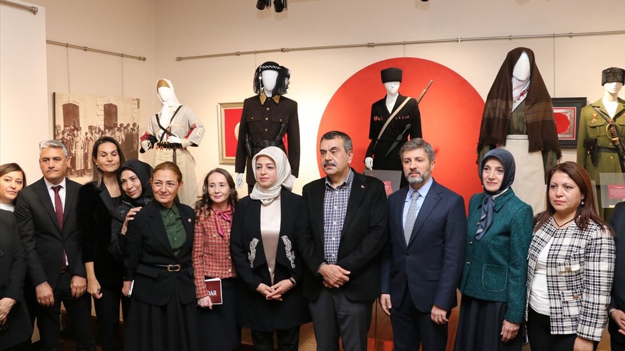 Bakan Tekin, Erzurum'da 'Payidar' Sergisi ve Defilesinde Yer Aldı