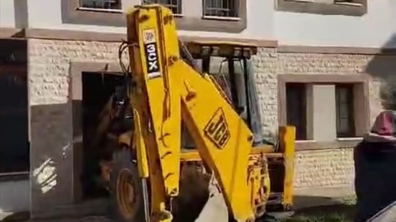 Bartın'da Freni Arızalanan İş Makinesi Evde Yaralanmaya Neden Oldu