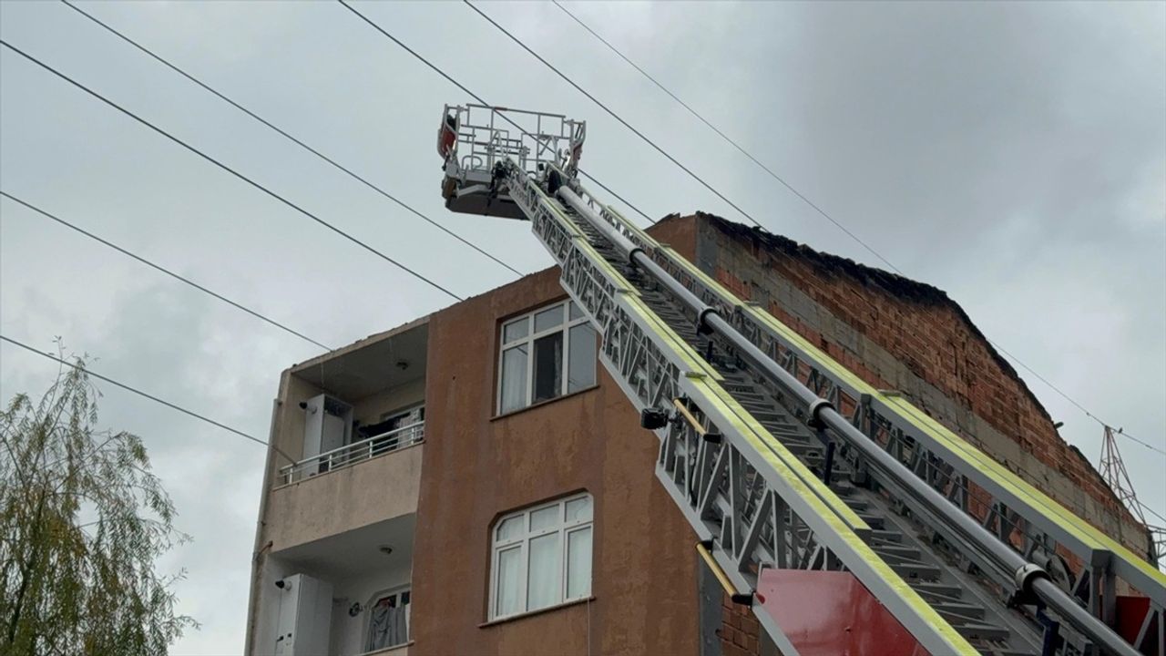 Başakşehir'de Yangın, İki Bina Çatısını Zarar Gördürdü