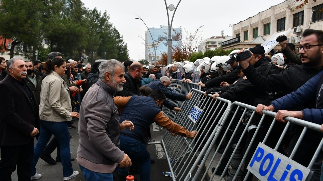 Batman Belediyesi Önünde Gözaltı Olayı