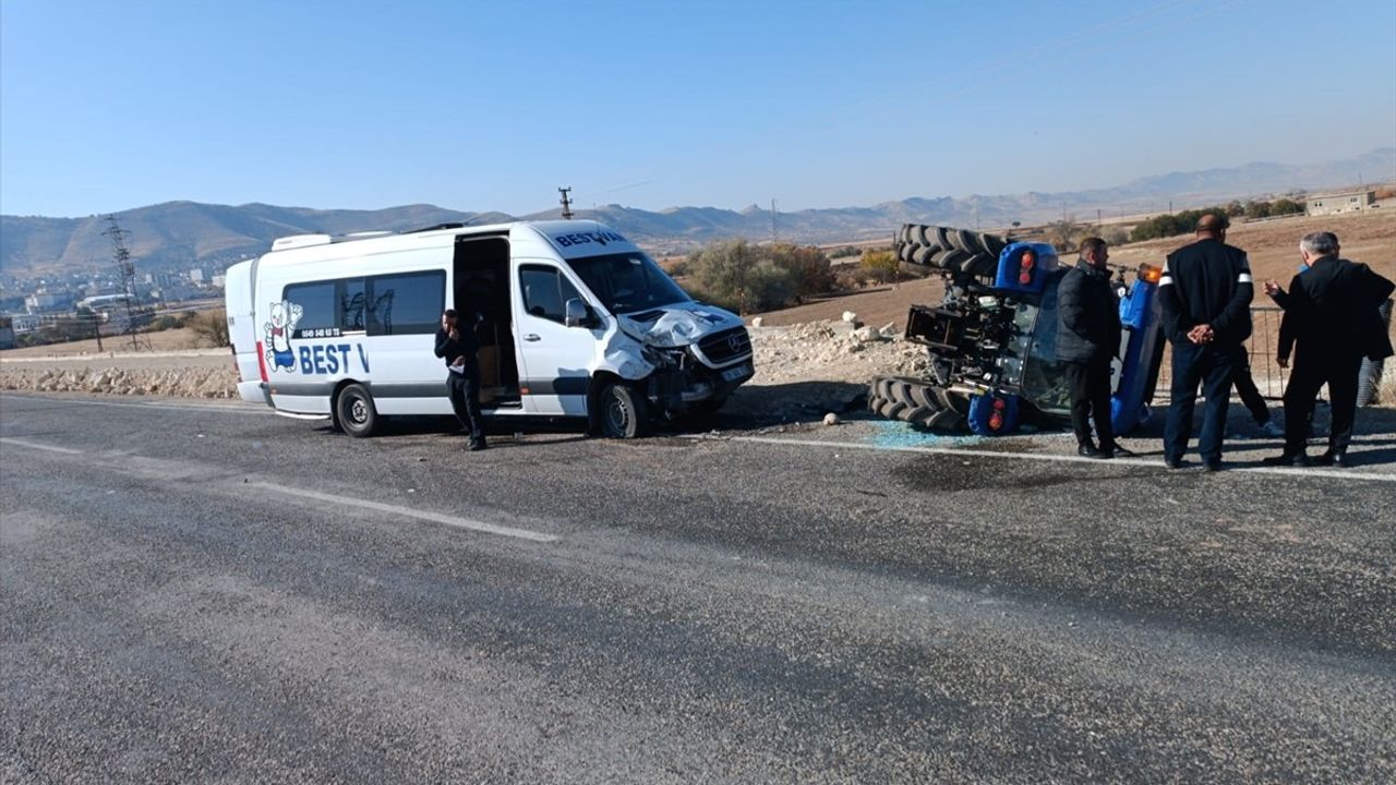 Batman'da Minibüs ve Traktör Çarpışması: 5 Yaralı