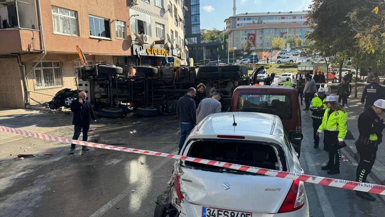 Bayrampaşa'da Yol Bakım Aracı Kazası: 3 Yaralı