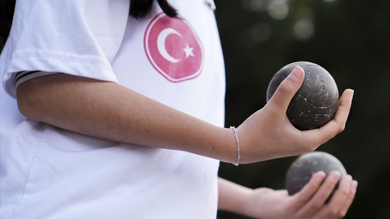 Beden Eğitimi Öğretmeni Mehmet Karataş, Bocce Sporuyla Öğrencilerine İlham Oluyor