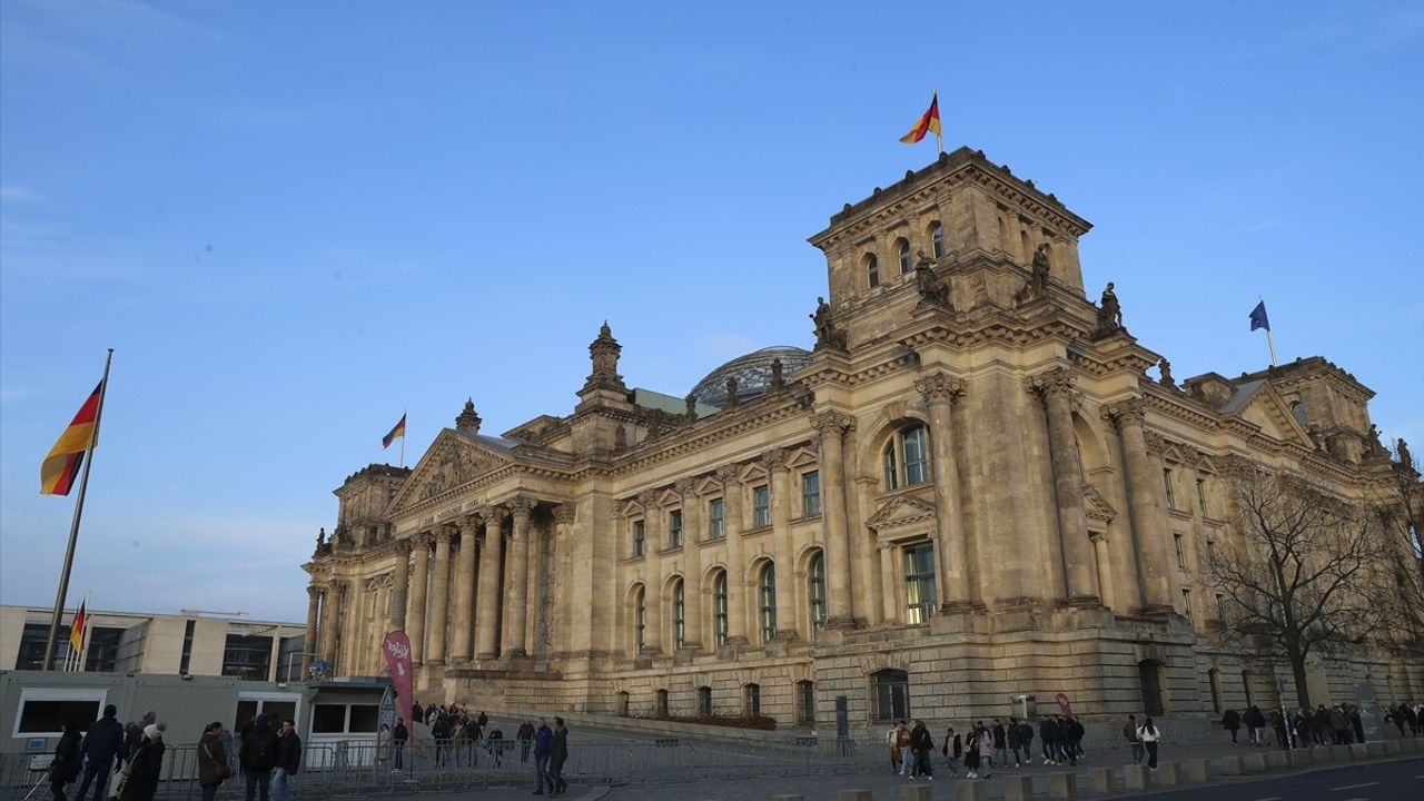 Berlin Duvarı'nın Yıkılışının 35. Yıl Dönümü Kutlandı