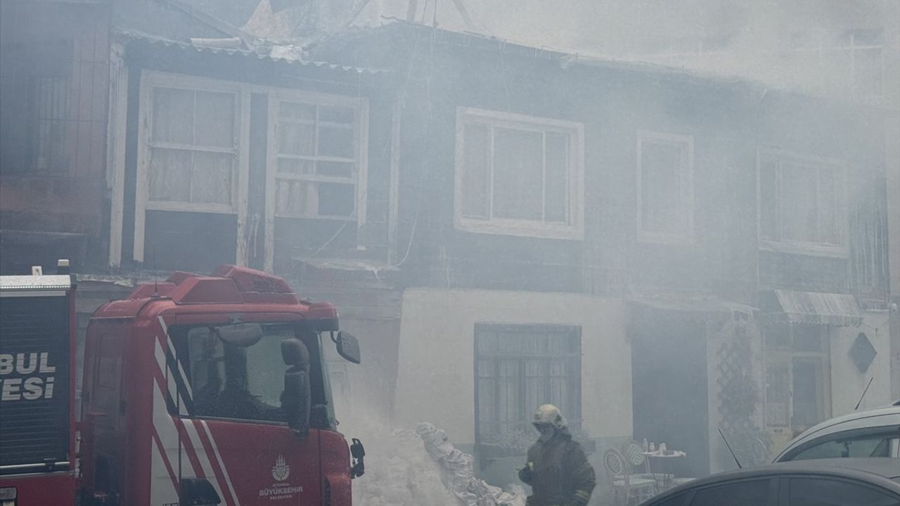 Beşiktaş'ta Ahşap Binada Yangın!
